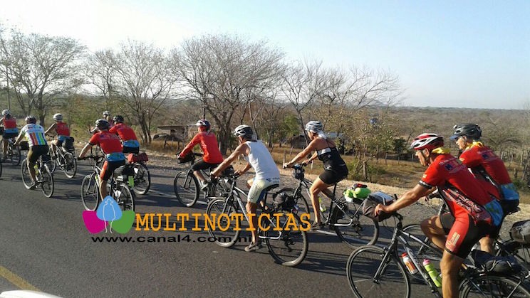Ciclistas franceses salen de Somotillo rumbo a León 