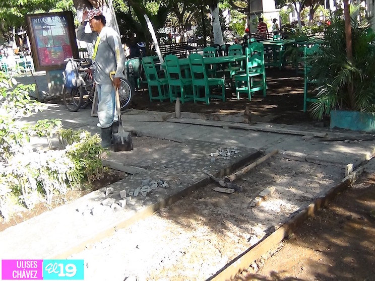 Realizan mantenimiento en el Parque Central de Granada