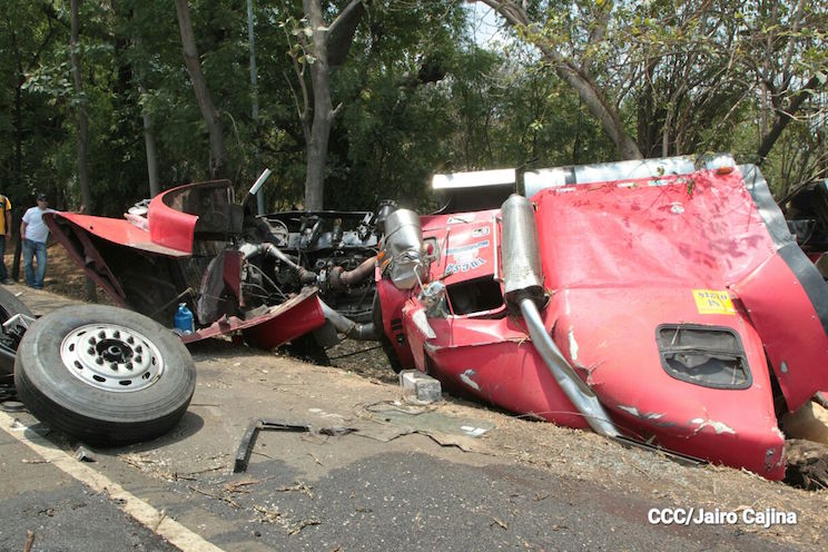 Chocan dos camiones en carretera panamericana León-Chinandega