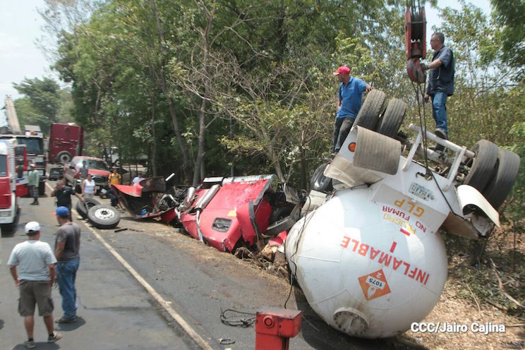 Chocan dos camiones en carretera panamericana León-Chinandega