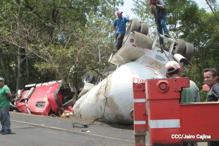 Chocan dos camiones en carretera panamericana León-Chinandega