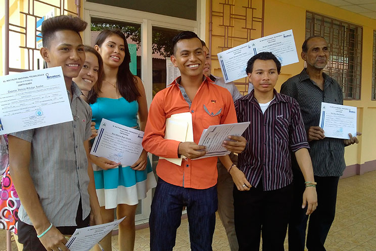 Cientos de jóvenes se gradúan de cursos técnicos en el Centro de Computación Ariel Darce