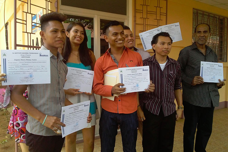 Cientos de jóvenes se gradúan de cursos técnicos en el Centro de Computación Ariel Darce