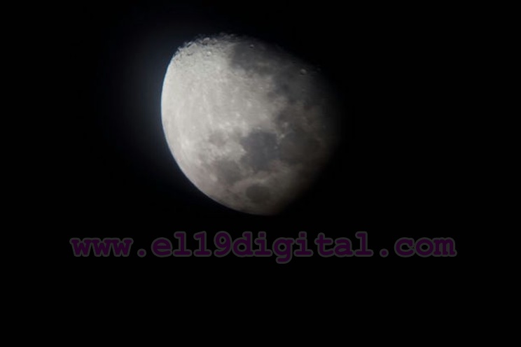 Aficionados leoneses admiran la belleza de la Luna