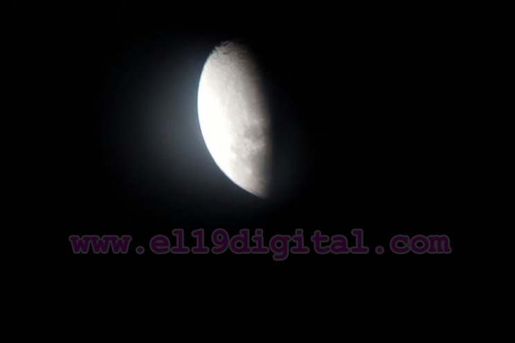 Aficionados leoneses admiran la belleza de la Luna