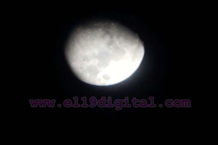 Aficionados leoneses admiran la belleza de la Luna