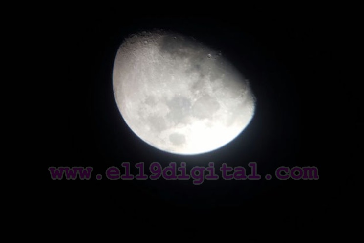 Aficionados leoneses admiran la belleza de la Luna