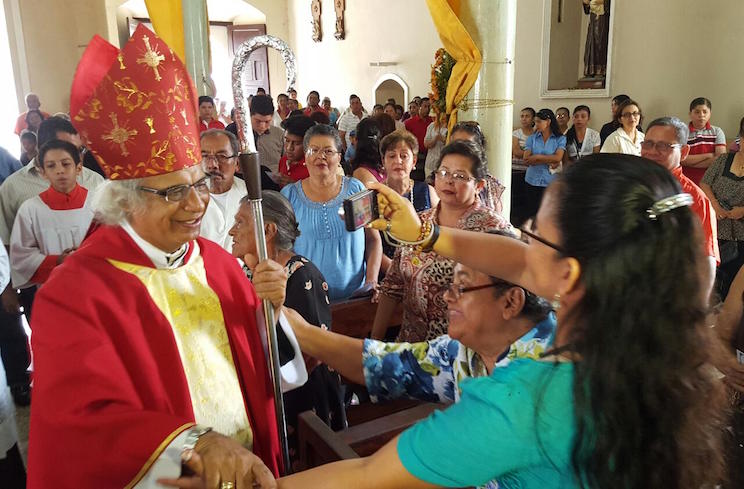 Cardenal Brenes exhorta a recuperar la grandeza del amor desde la familia