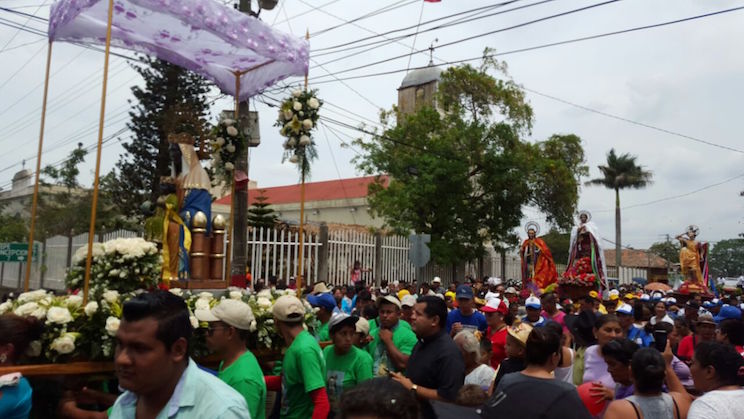 Cardenal Brenes exhorta a recuperar la grandeza del amor desde la familia