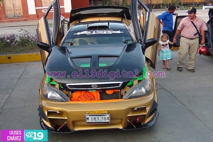 Exhiben autos modificados en Granada