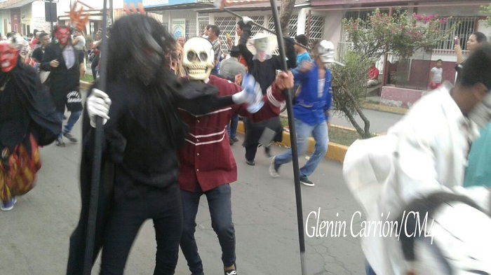 Cientos se suman al Carnaval de Mitos y Leyendas en León
