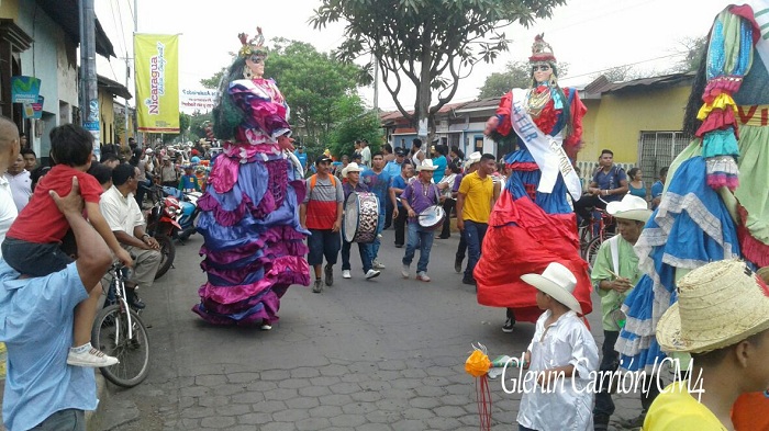 Cientos se suman al Carnaval de Mitos y Leyendas en León