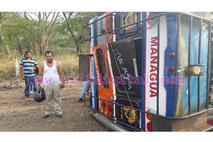 Varias personas lesionadas al volcarse autobús en Carretera a El Rama