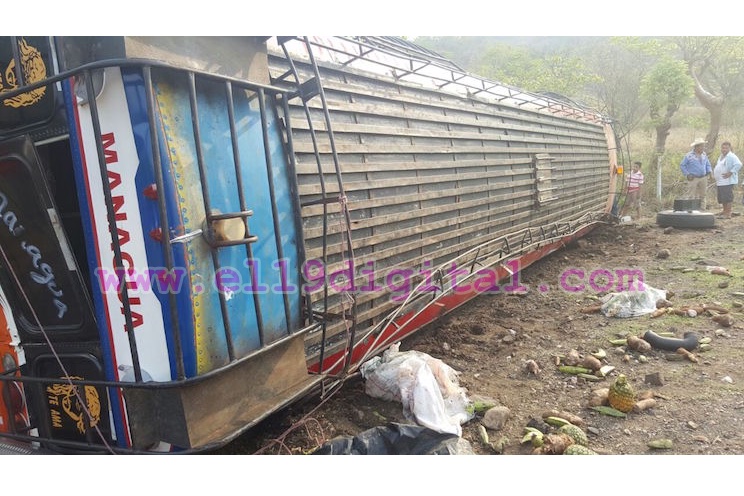 Varias personas lesionadas al volcarse autobús en Carretera a El Rama
