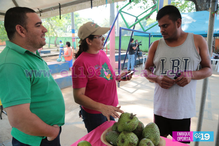 Productores de El Crucero celebran Feria de frutas no tradicionales