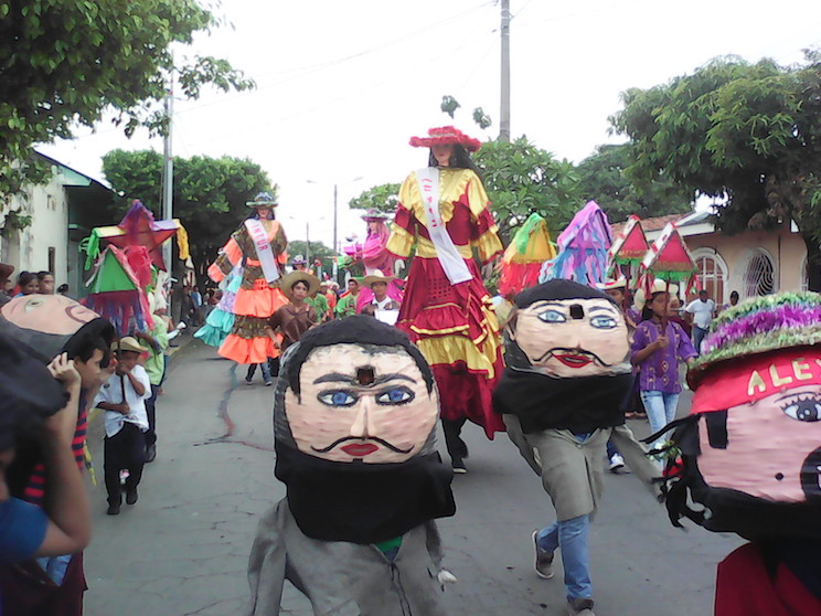 Grandiosa noche de Carnaval de Mitos, Tradiciones y Leyendas en León 