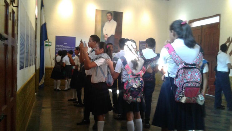 Estudiantes visitan lugares históricos en conmemoración al natalicio de Rigoberto López Pérez en León