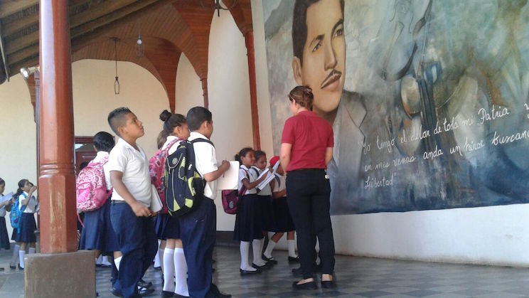 Estudiantes visitan lugares históricos en conmemoración al natalicio de Rigoberto López Pérez en León