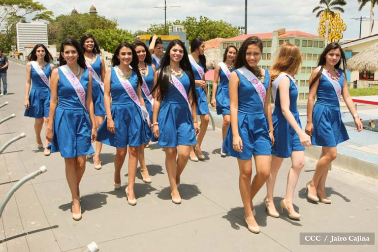 Candidatas a Miss Teen 2016 recorren Paseo Xolotlán