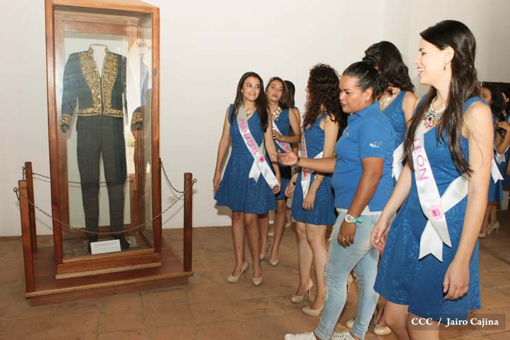 Candidatas a Miss Teen 2016 recorren Paseo Xolotlán