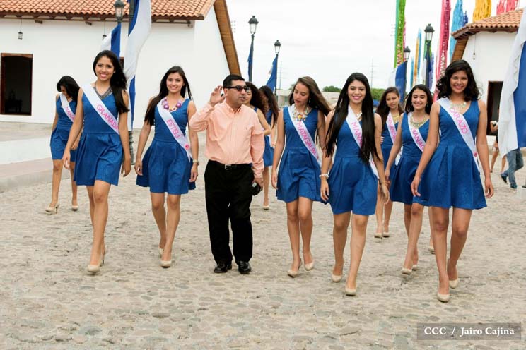 Candidatas a Miss Teen 2016 recorren Paseo Xolotlán