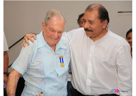 Comandante Daniel entrega Orden Independencia Cultural Rubén Darío a Aris Agnano