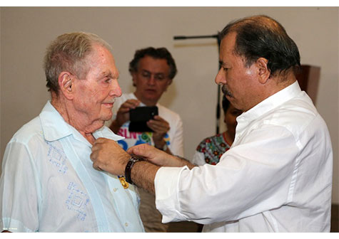 Comandante Daniel entrega Orden Independencia Cultural Rubén Darío a Aris Agnano