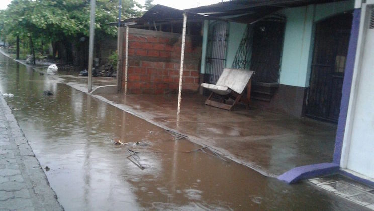 Cinco viviendas anegadas por lluvias en zona baja de León