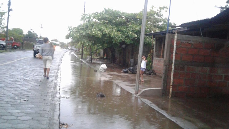 Cinco viviendas anegadas por lluvias en zona baja de León