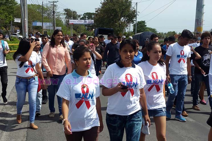 Marchan en solidaridad con las personas portadoras de VIH