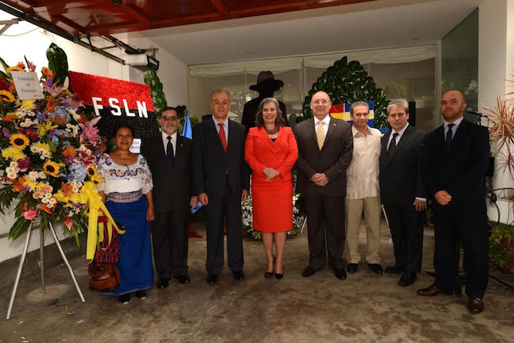 Ofrenda floral a Augusto Sandino en Perú en ocasión del 121 aniversario de su nacimiento