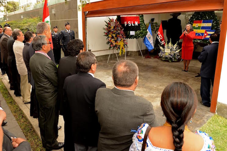 Ofrenda floral a Augusto Sandino en Perú en ocasión del 121 aniversario de su nacimiento