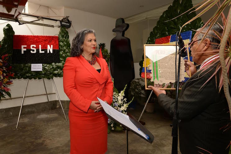 Ofrenda floral a Augusto Sandino en Perú en ocasión del 121 aniversario de su nacimiento