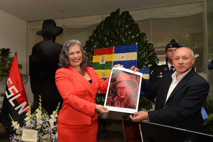 Ofrenda floral a Augusto Sandino en Perú en ocasión del 121 aniversario de su nacimiento