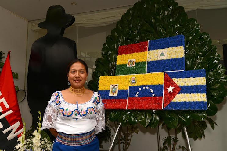 Ofrenda floral a Augusto Sandino en Perú en ocasión del 121 aniversario de su nacimiento