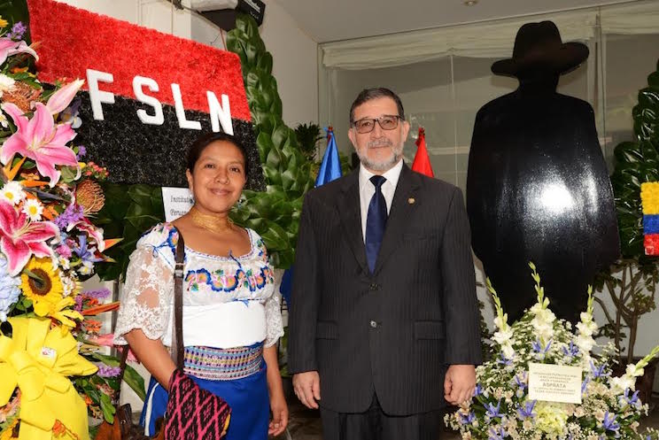 Ofrenda floral a Augusto Sandino en Perú en ocasión del 121 aniversario de su nacimiento