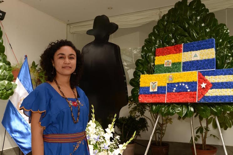 Ofrenda floral a Augusto Sandino en Perú en ocasión del 121 aniversario de su nacimiento