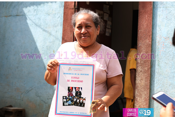 Familias del Distrito II reciben títulos de propiedad 