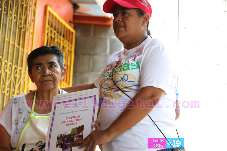 Familias del Distrito II reciben títulos de propiedad 