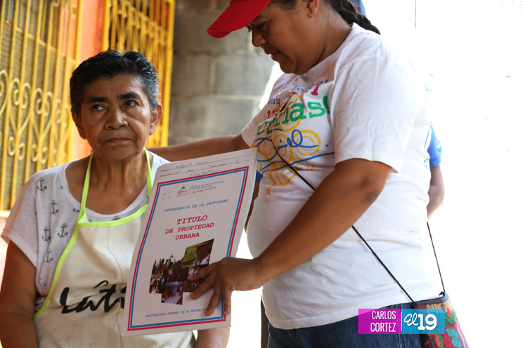Familias del Distrito II reciben títulos de propiedad 
