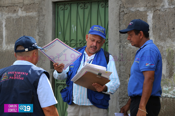Familias del Distrito II reciben títulos de propiedad 