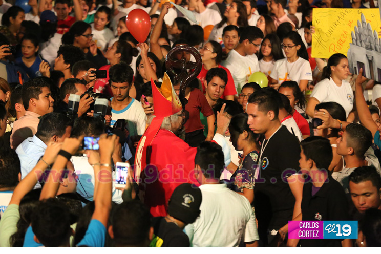 Juventud católica celebra efusivo homenaje al Cardenal Brenes