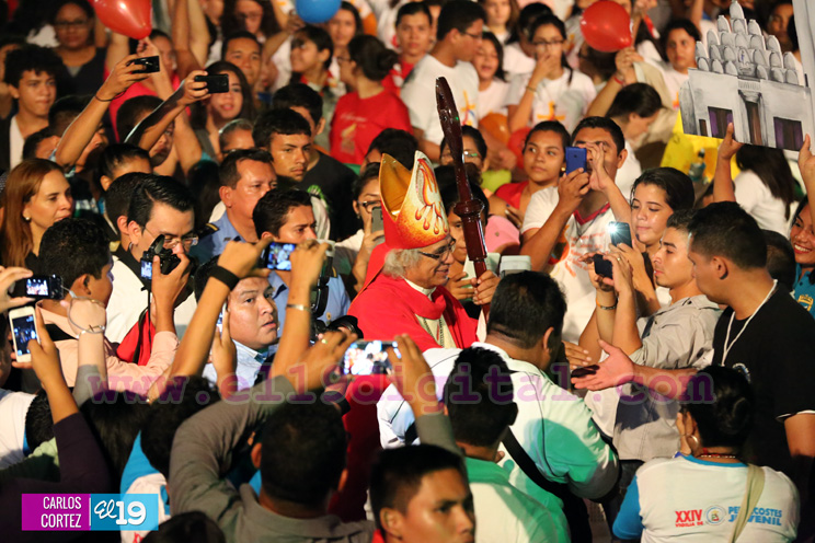 Juventud católica celebra efusivo homenaje al Cardenal Brenes