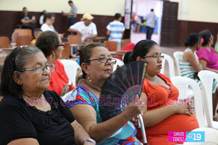 Madrecitas heroicas de los barrios El Riguero y Habana festejan con su comunidad