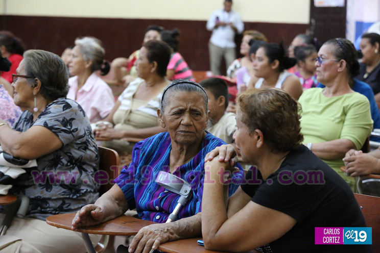 Madrecitas heroicas de los barrios El Riguero y Habana festejan con su comunidad