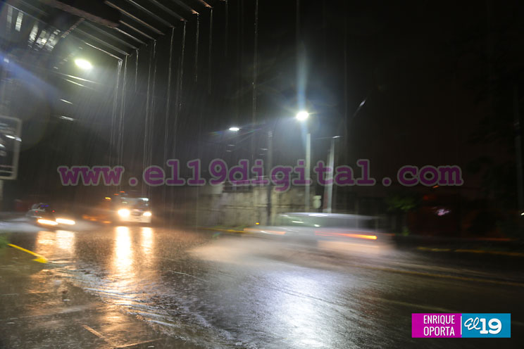 Fuerte aguacero con tormenta eléctrica en Managua