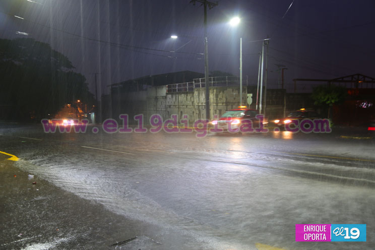 Fuerte aguacero con tormenta eléctrica en Managua