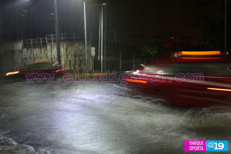 Fuerte aguacero con tormenta eléctrica en Managua