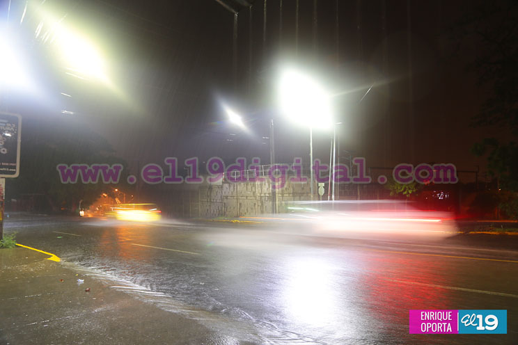 Fuerte aguacero con tormenta eléctrica en Managua