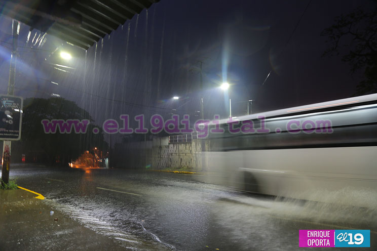 Fuerte aguacero con tormenta eléctrica en Managua